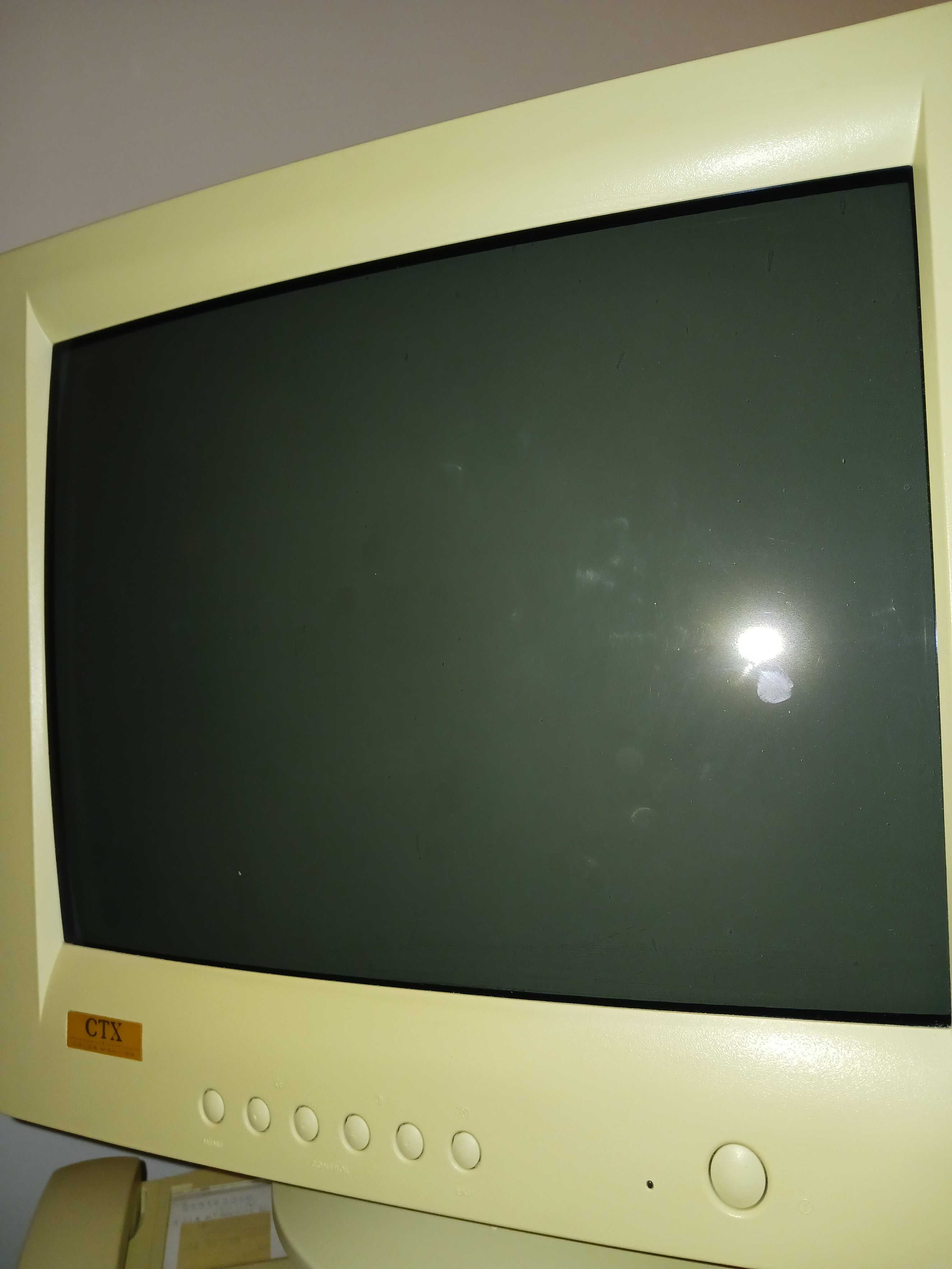 Computador e Monitor antigo