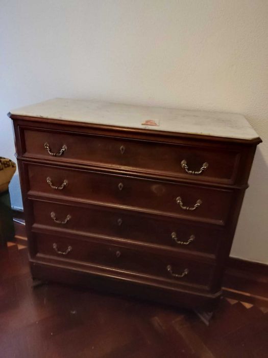 Cama de  Casal e 2 mesas de cabeceira
