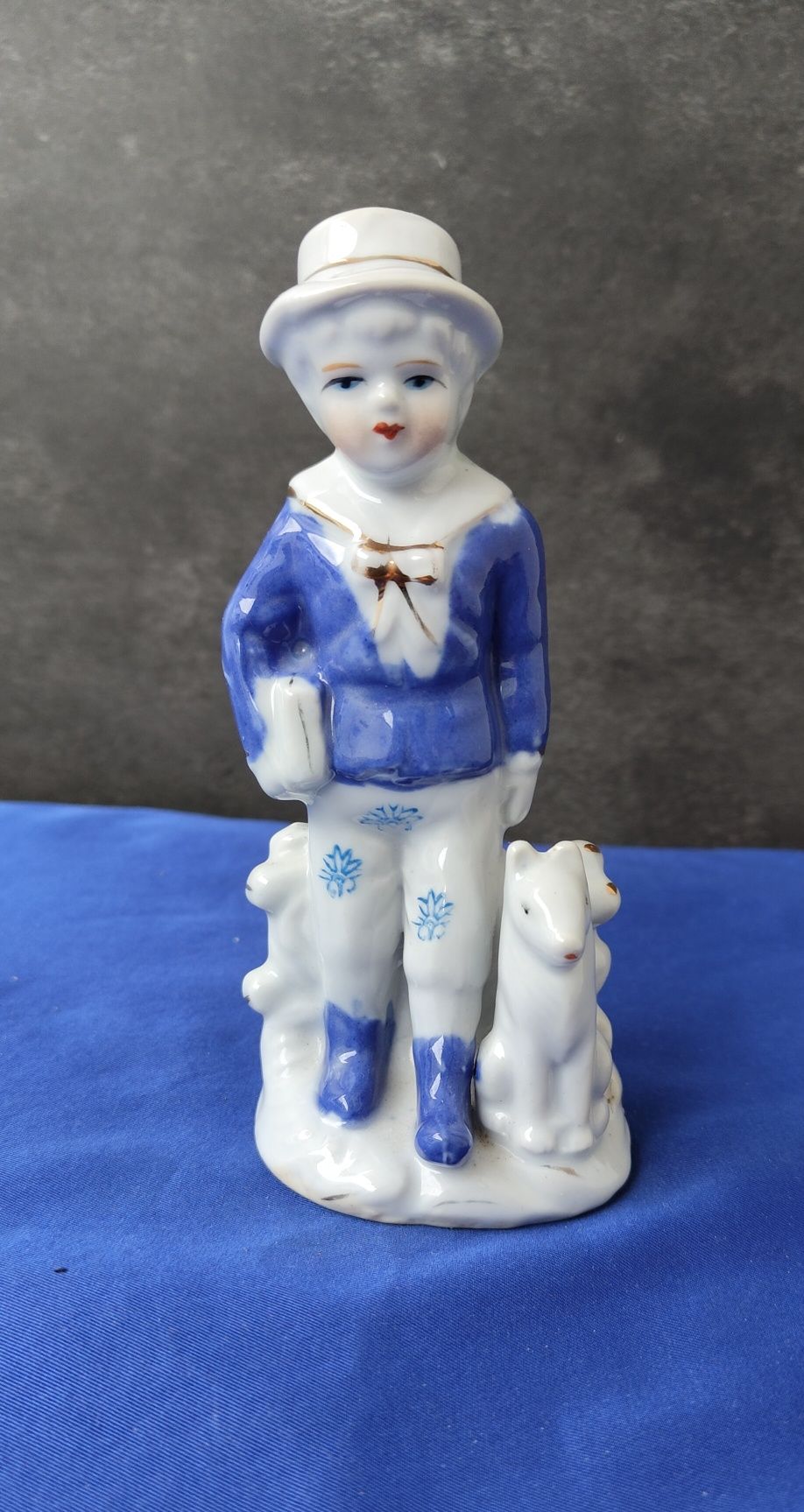 Porcelanowa Figurka chłopca z psem w stylu Holland Delft