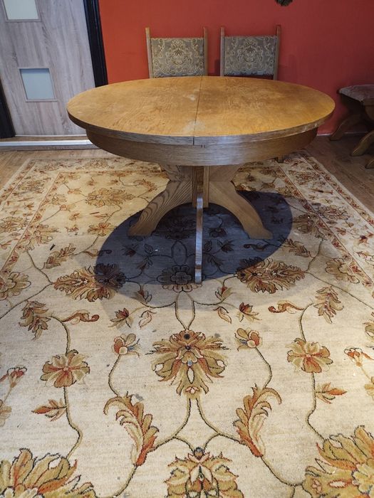 Stół dębowy rozkładany + 4 krzesła w komplecie – klasyczny zestaw