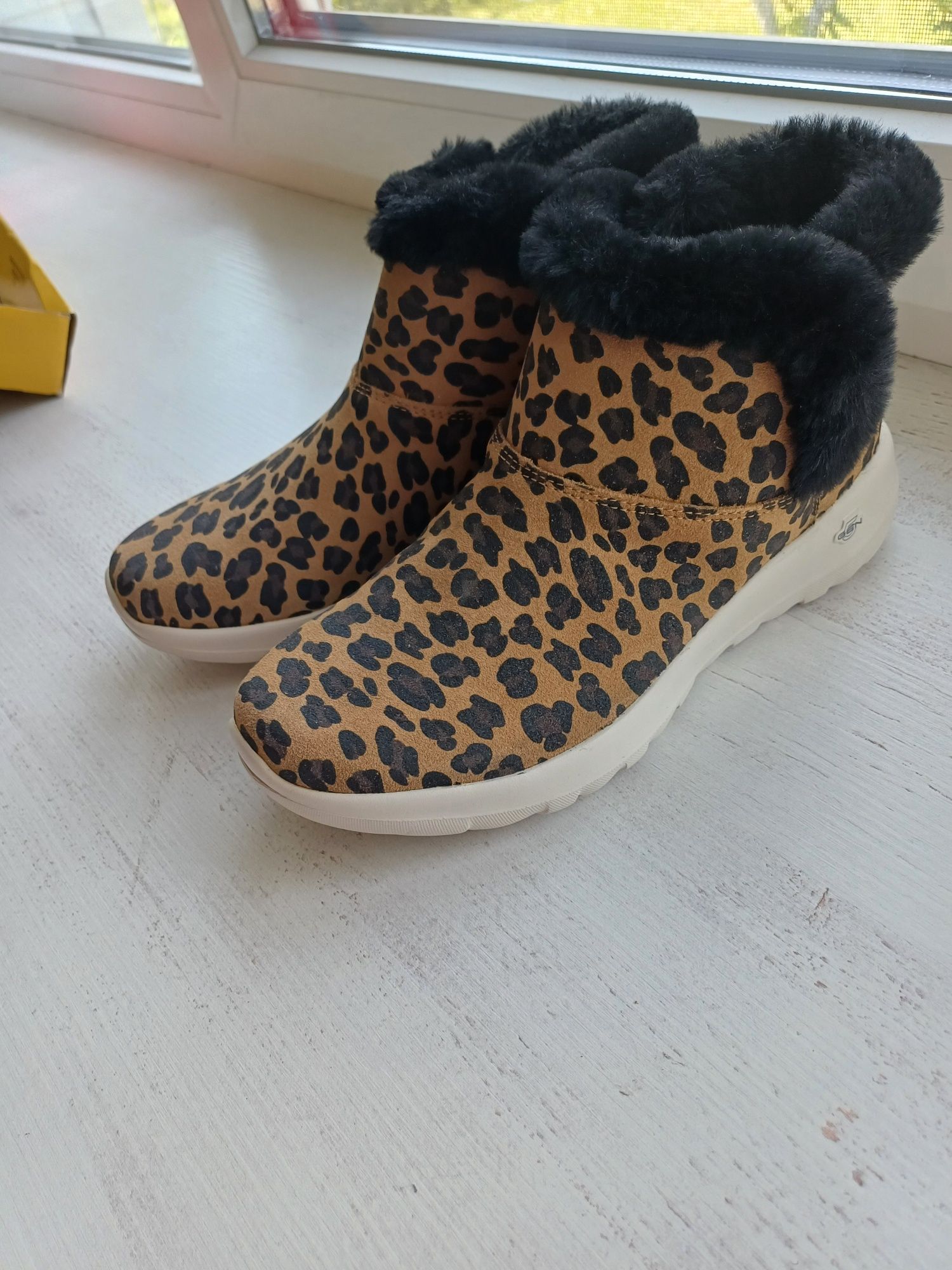 Нові черевики Skechers 38