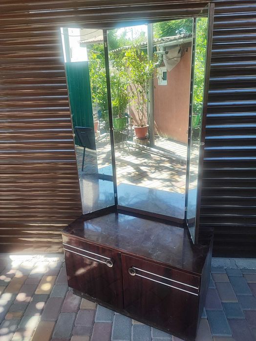 Трюмо с хорошим зеркалом