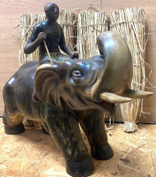 Elefante da sorte. Peça em porcelana antiga