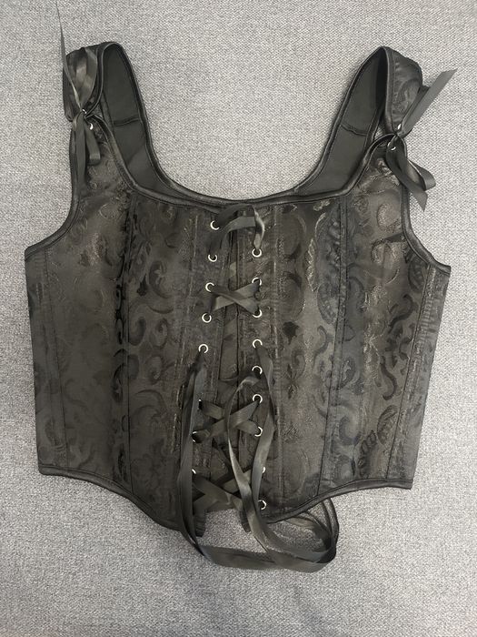 Czarny gorset ze wzorami