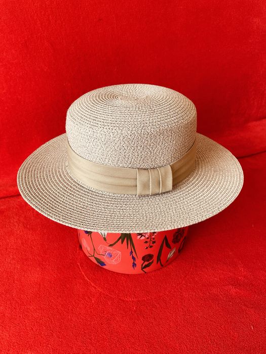 Стильная женская шляпа с широкими полями.