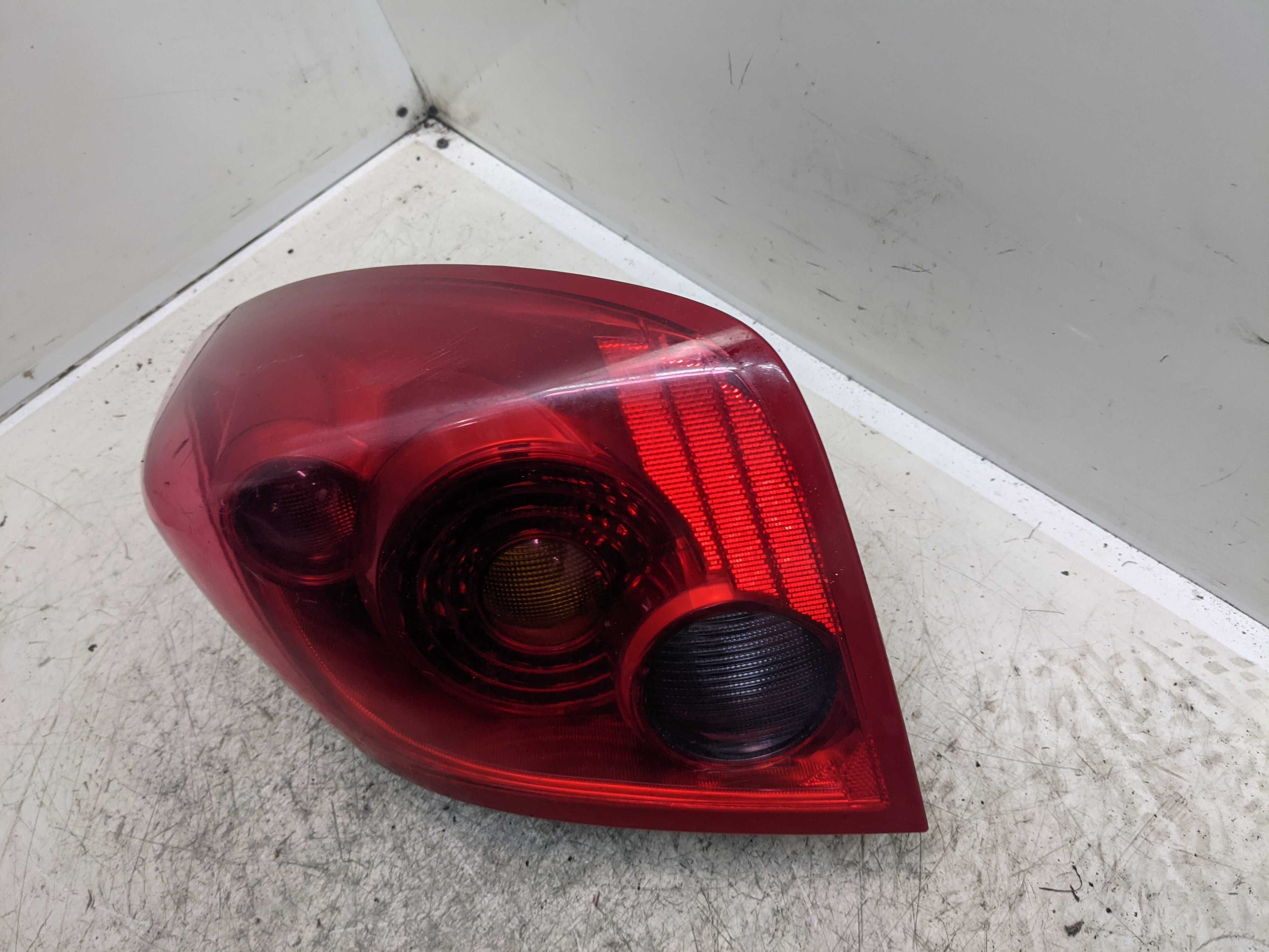 Nissan Primera P12 HB Lampa Prawy Tył Prawa Tylna Valeo