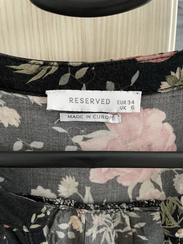 Lekka wiosenna sukienka w kwiaty Reserved 36