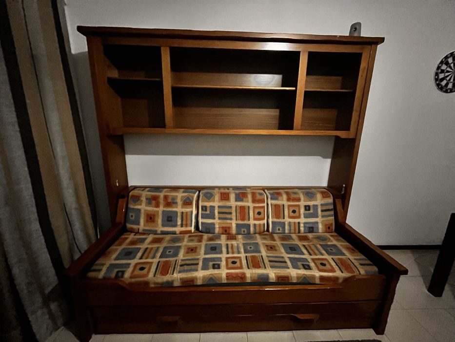 Estudio com sofa e cama embutida