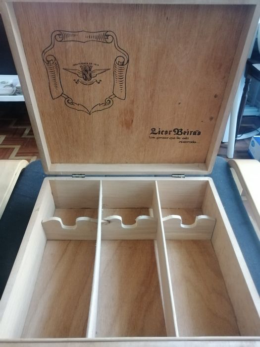 Caixa estojo madeira para garrafas licor Beirão decoração Torre Cabra