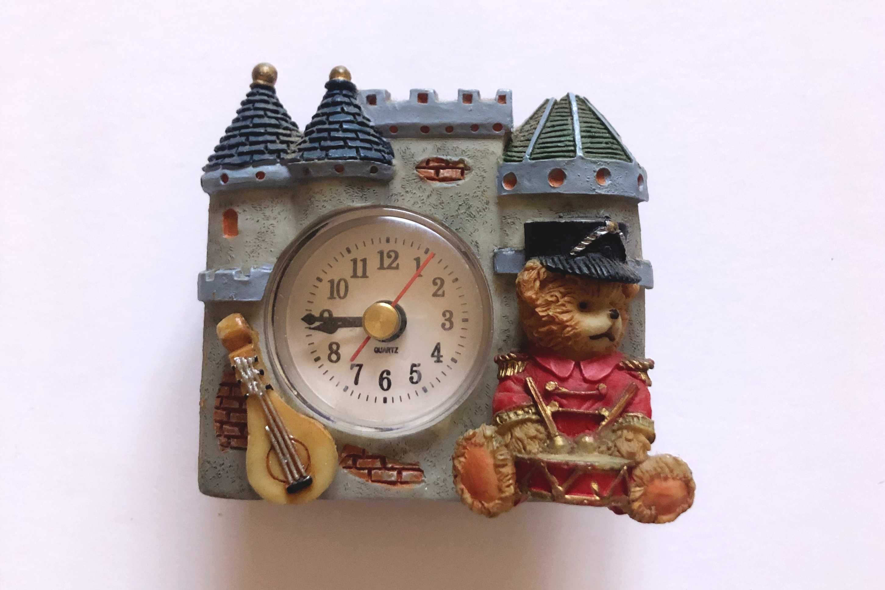 Relógio de porcelana em forma de castelo com urso tambor