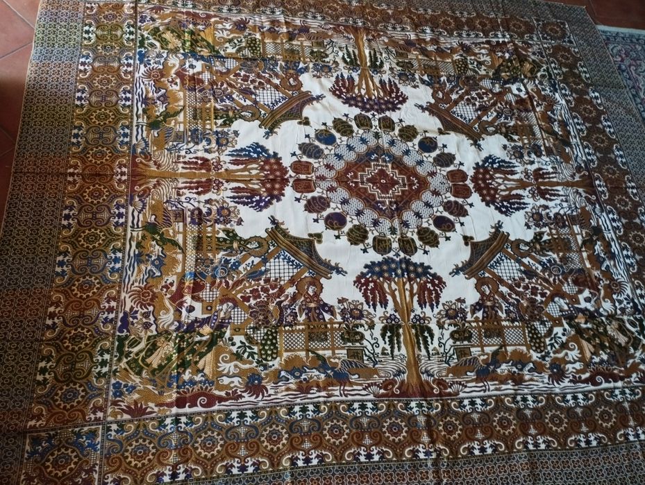 Colcha em seda nova, 213cm X 244cm.