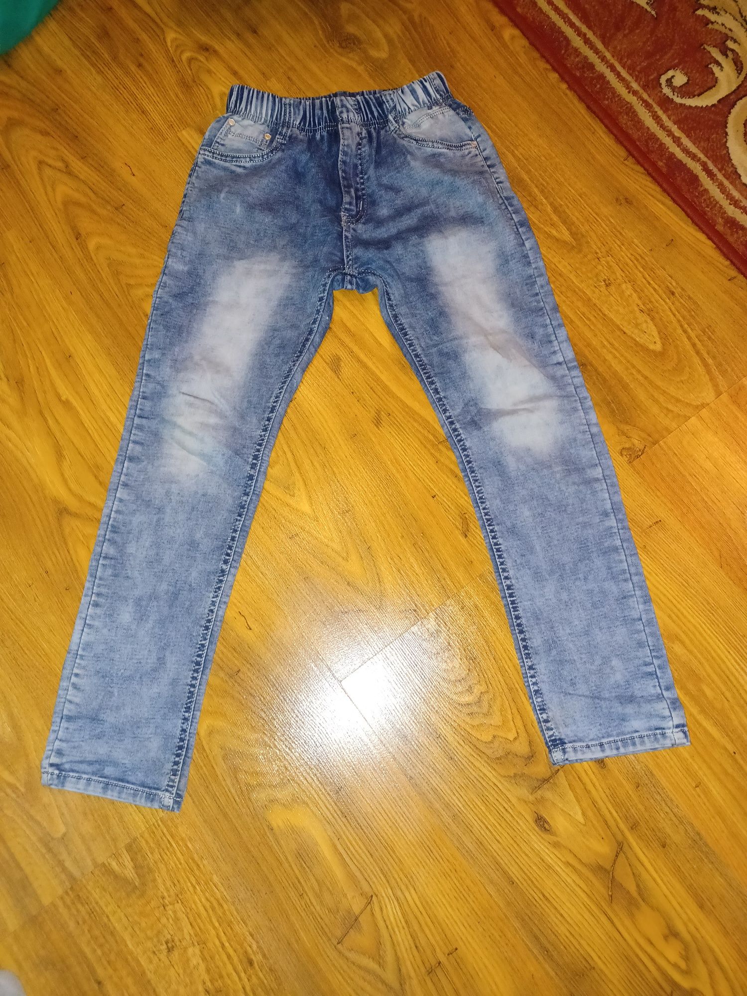 Modne jeansy z szarpaniem i cieniowane 134/140