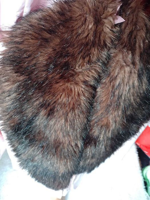 Brązowy, duży futrzany kołnierz z Londynu, futrzana etola