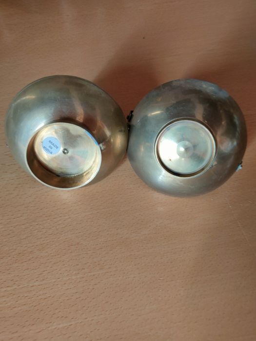 Conjunto de peças em metal esmaltado.