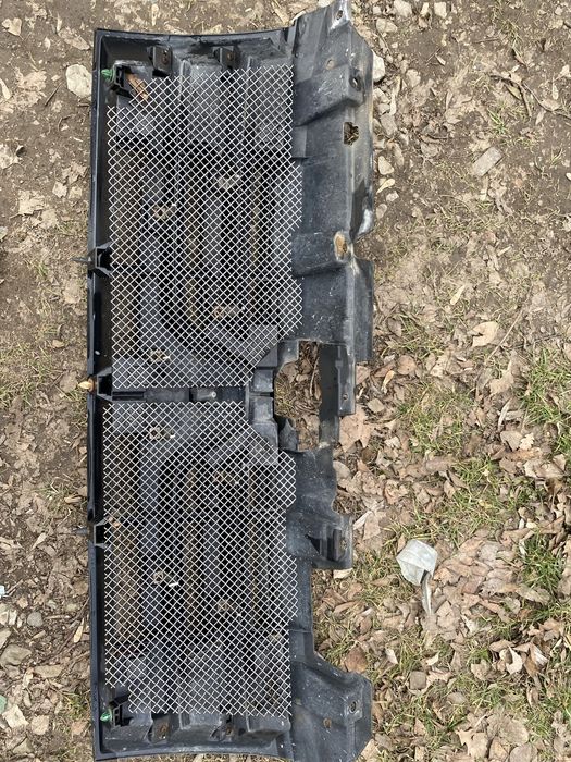 Решітка радіатора Mitsubishi Pajero Wagon 4 паджеро