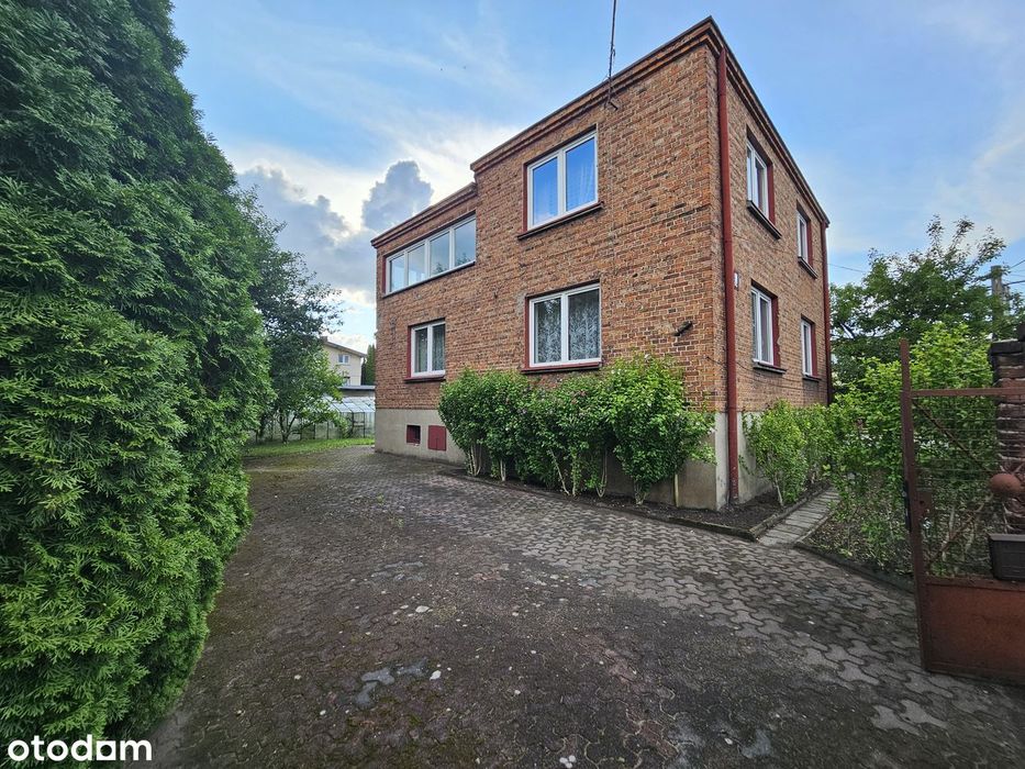 Dom z potencjałem – 7 pokoi, budynki gospodarcze, świetna lokalizacja!