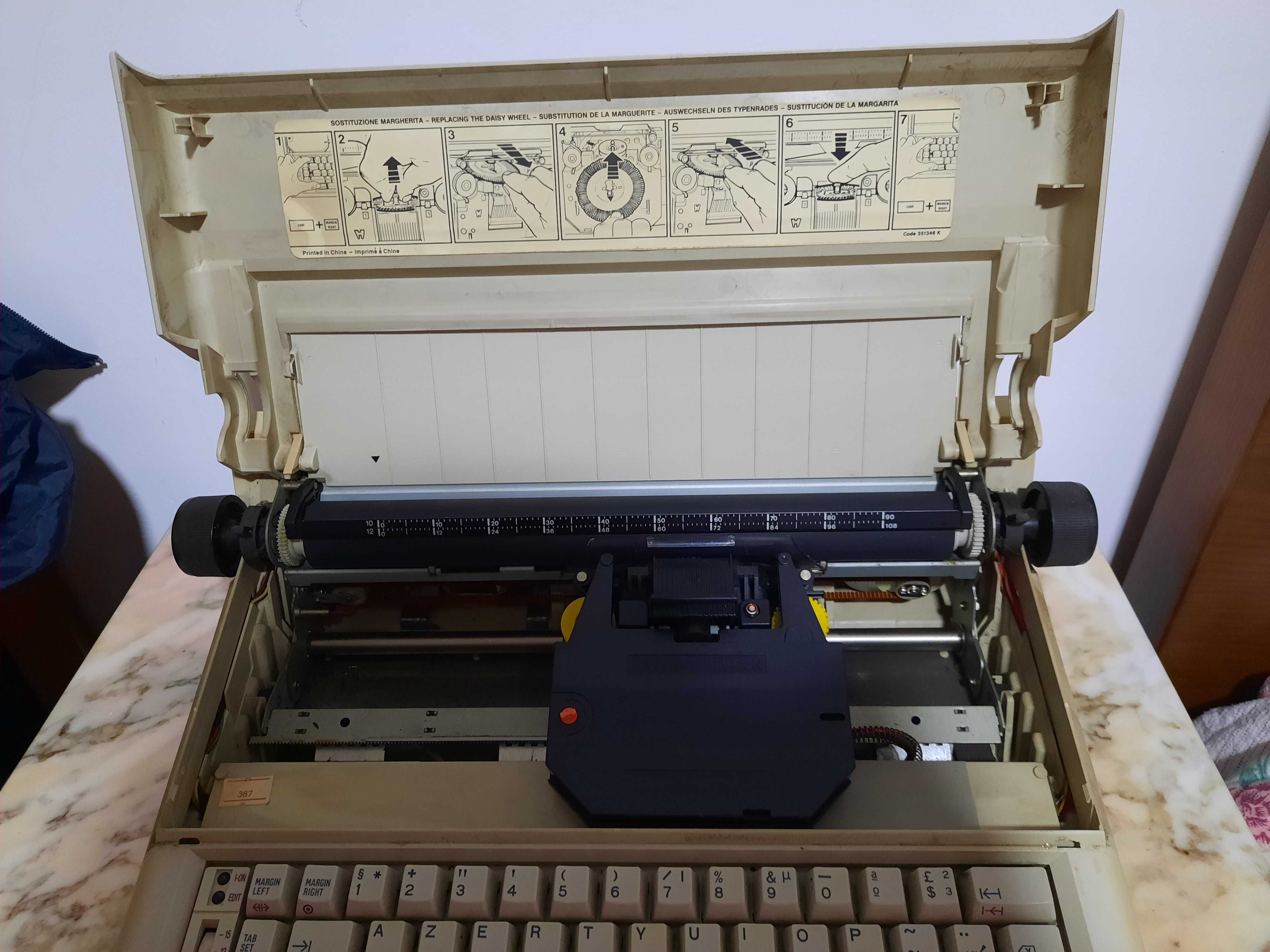 Máquina de escrever Olivetti PT505