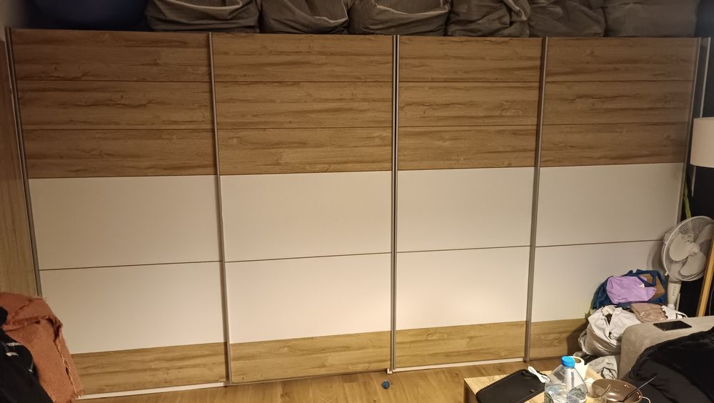 Ogromna szafa jako całość to dwie duże szafy biało drewnian elegancka