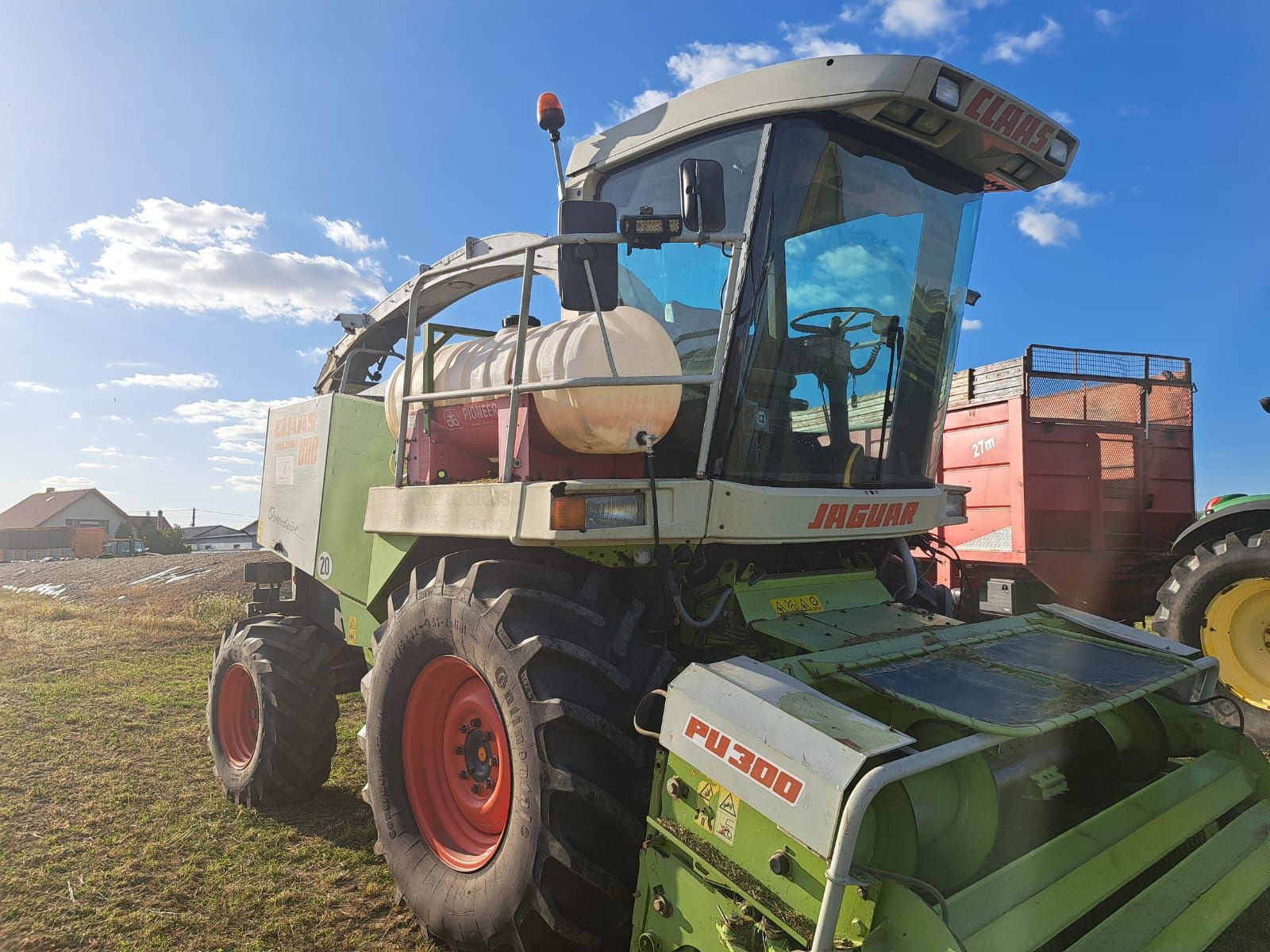 Sieczkarnia Claas Jaguar 880 + podbieracz do traw PU300