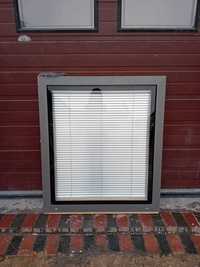 Okno drewniane 110x128 aluminiowe szare z elektryczną żaluzją DOWÓZ