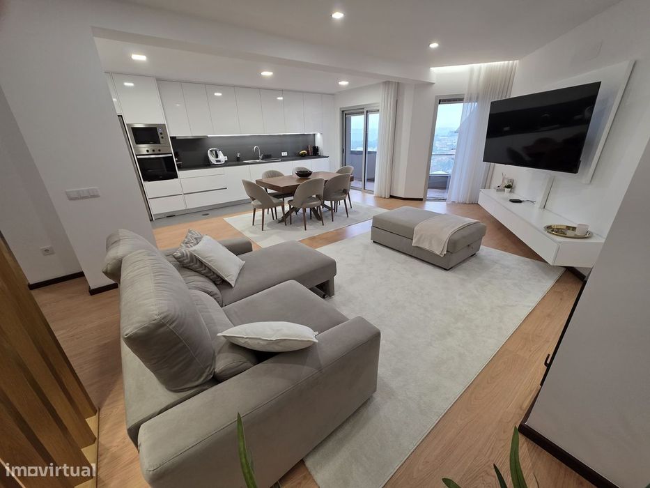 Vende-se apartamento T3 semi-novo centro Oliveira de Azeméis