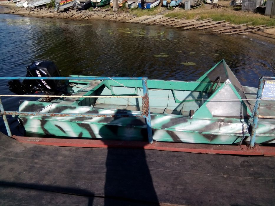 Лодка Крым  с мотором Mercury 20