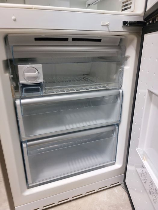 Холодильник Bosch noFrost висота 1.84 см. 3 шуфляди на морозильна