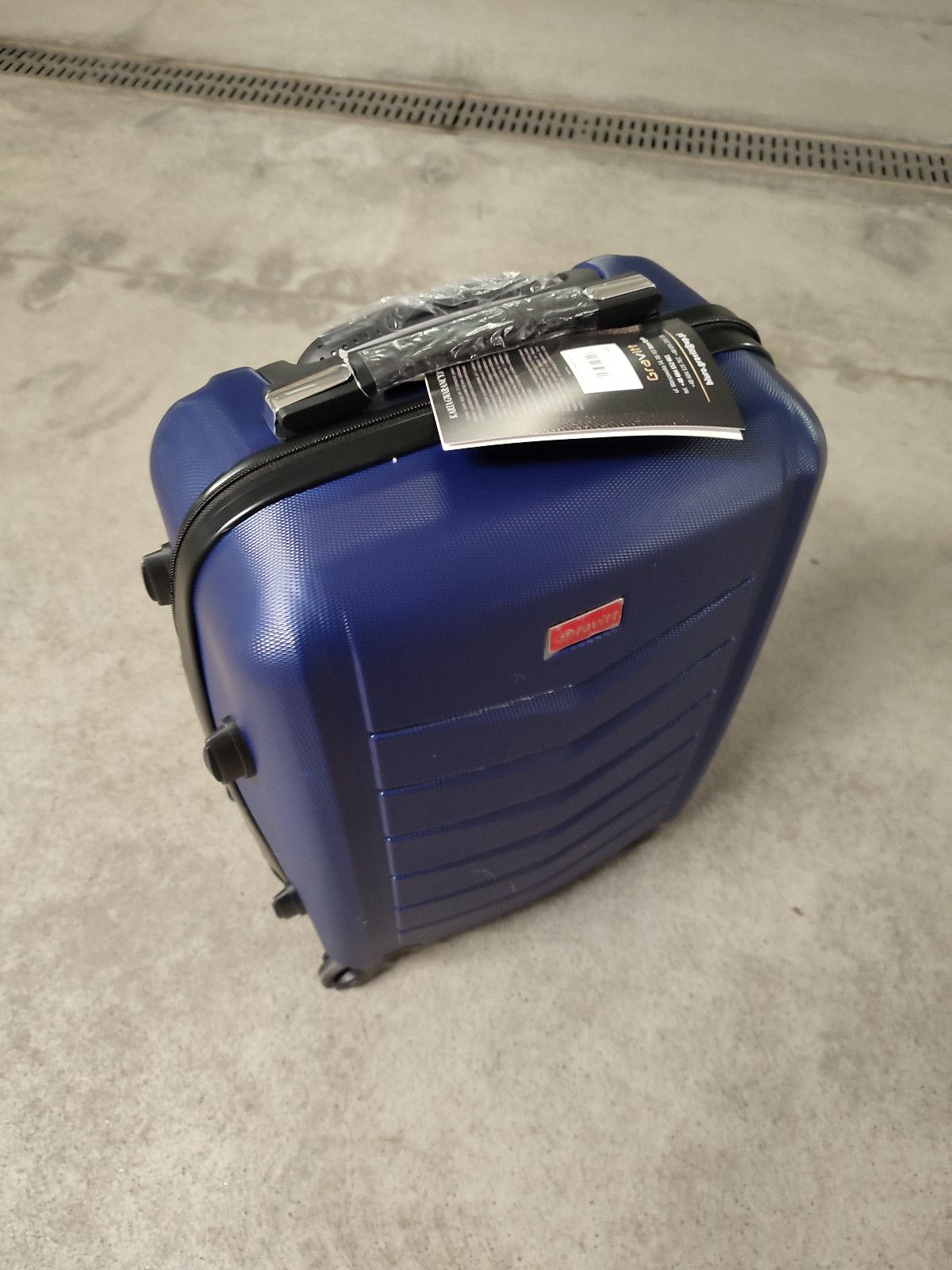 Nowa granatowa walizka podróżna
