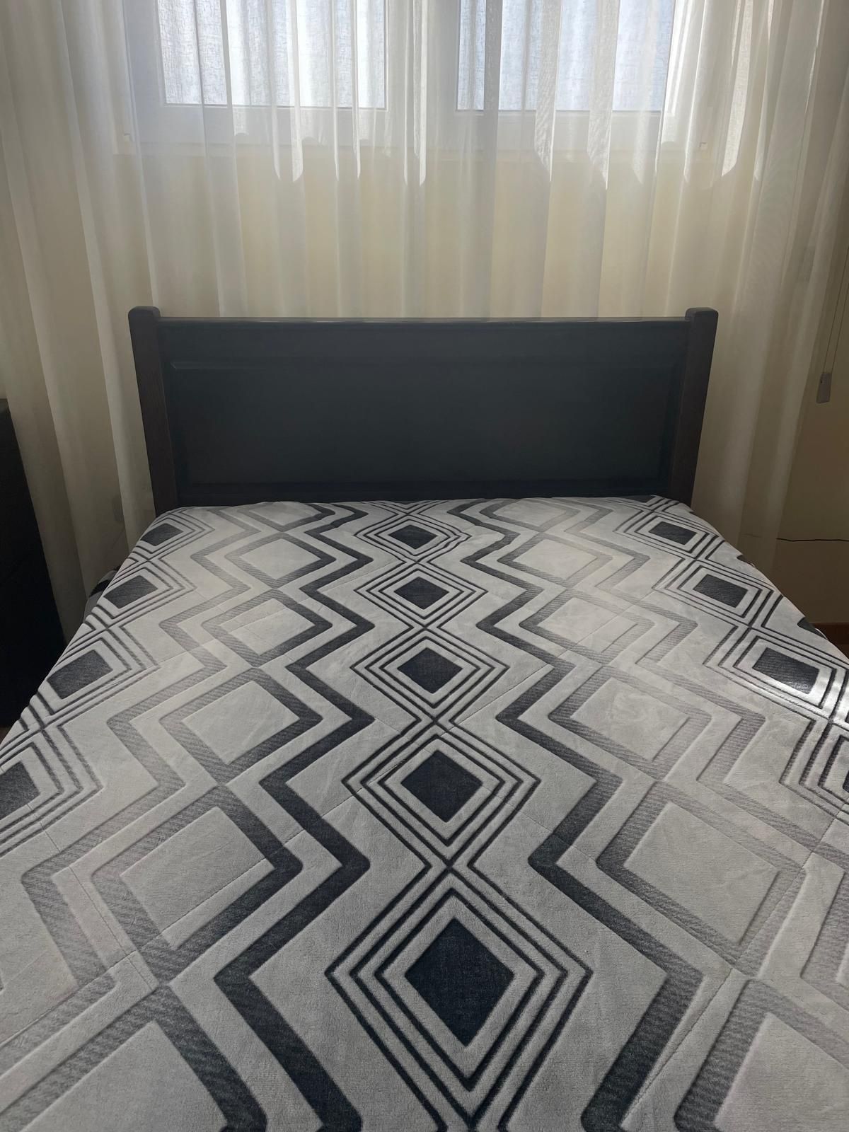Cama com 2 mesas de cabeceira