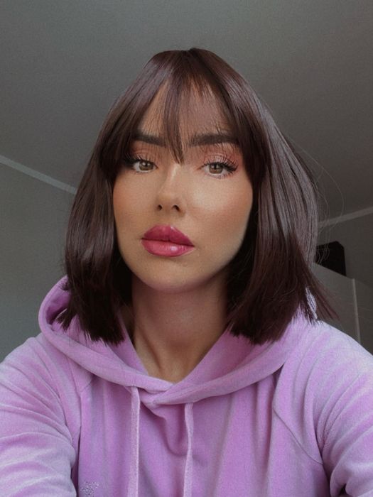 Peruka krótkie włosy brązowe refleksy pasemka fale kręcone nowa