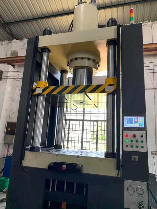 Prasa hydrauliczna do głębokiego tłoczenia 350T