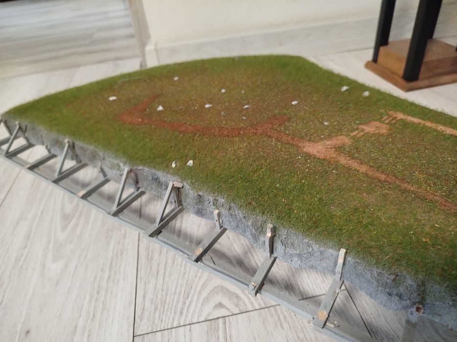 Makieta- wzniesienie z zabudową + trawka statyczna, -79 cm