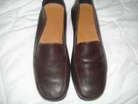 sapatos castanhos em pele