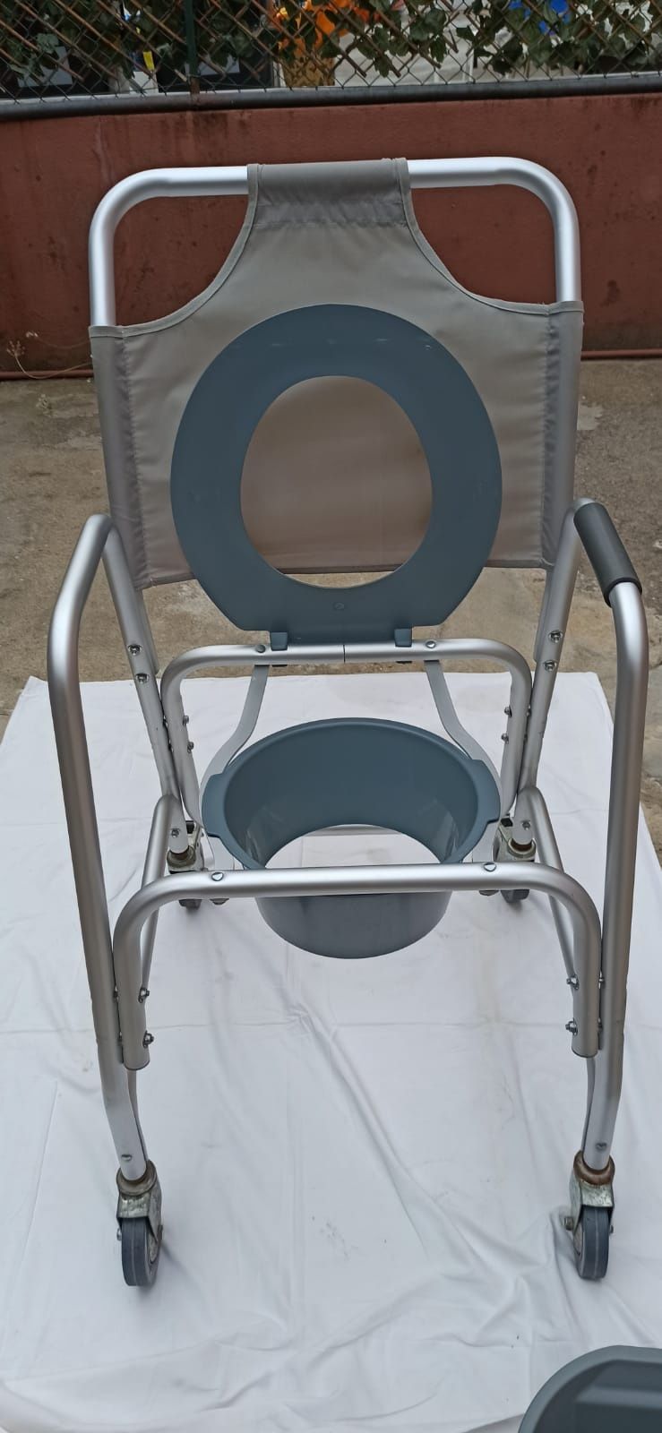 Cadeira Sanita com rodas com travões,indicada para duche.