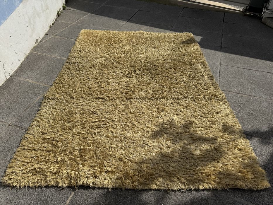 Carpete amarela em bom estado