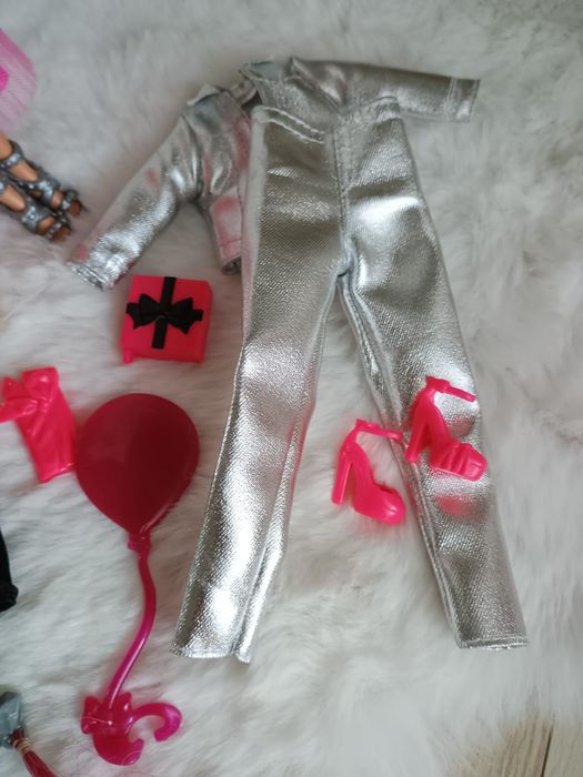 Barbie z ubrankami i dodatkami