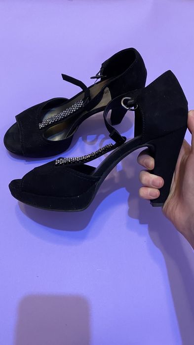 Czarne buty na wysokim obcasie z kryształkami