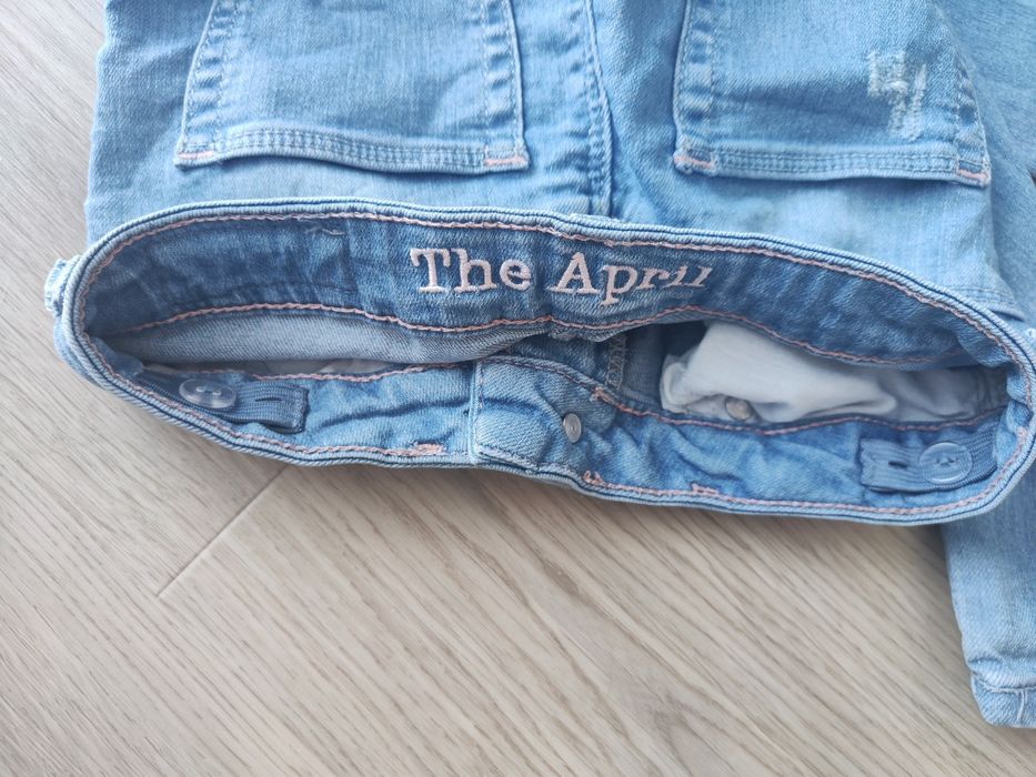 Spodnie jeans z dziurami