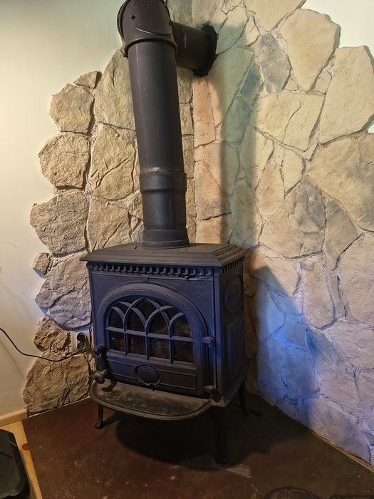 Kominek marki Jotul używany,bardzo wydajny.