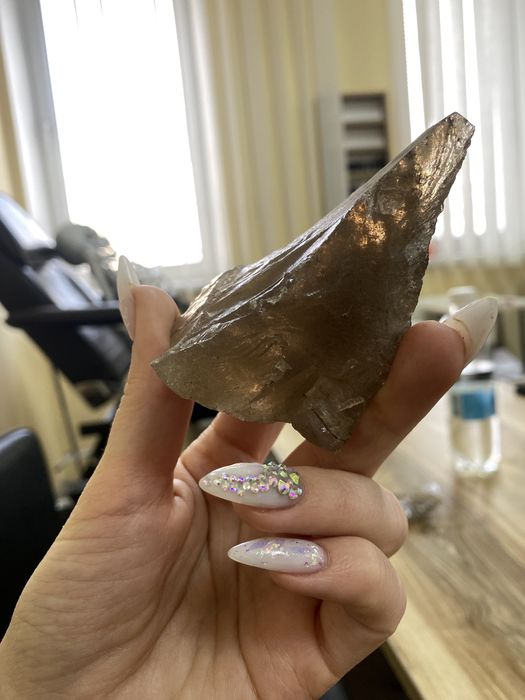 Кварц. Димчастий. Натуральний мінерал.