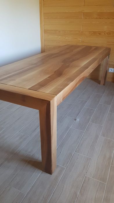 Stół z naturalnego drewna