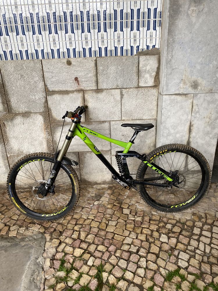 bicicleta de downhill cube two 15 2018