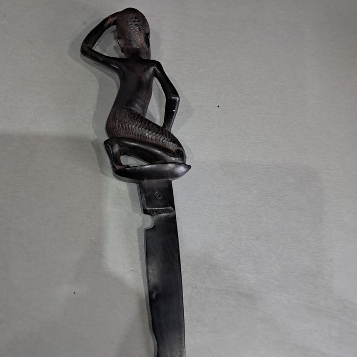 Stary nóż afrykański z drewna hebanowego