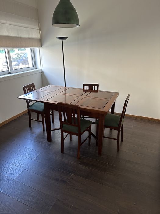 Mesa em madeira com 6 cadeiras