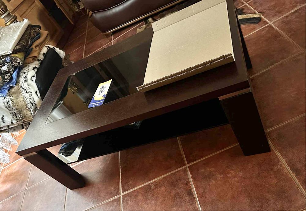 Mesa de centro com vidro