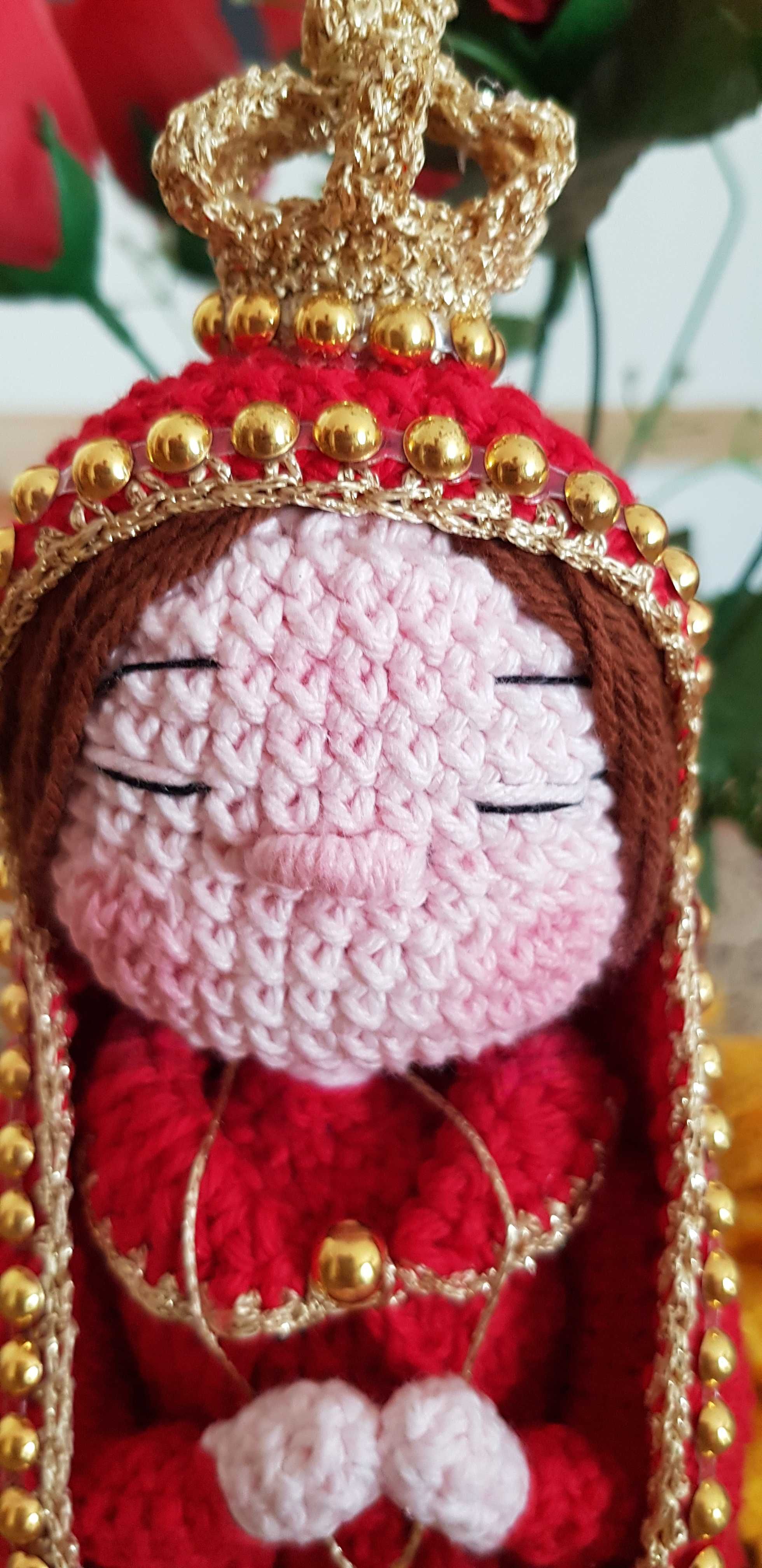 Santinha Amigurumi veste Vermelha