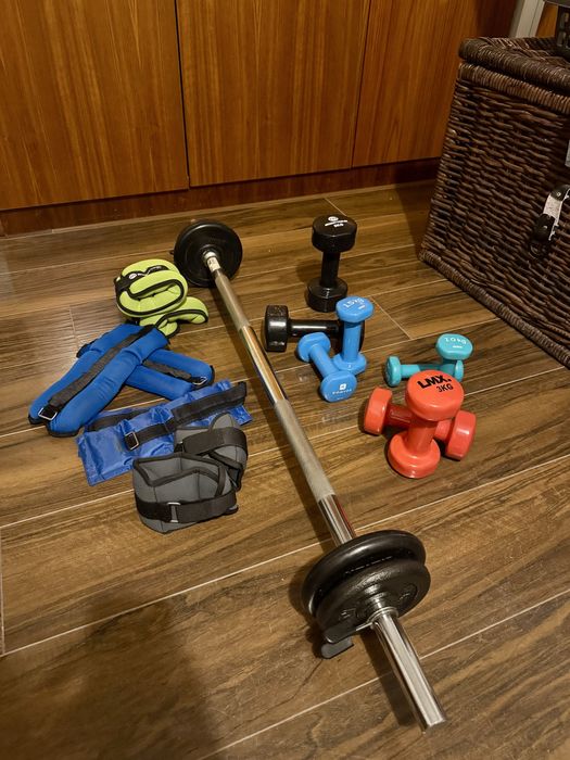 Conjunto de treino, halteres, caneleiras, barra de musculação e discos