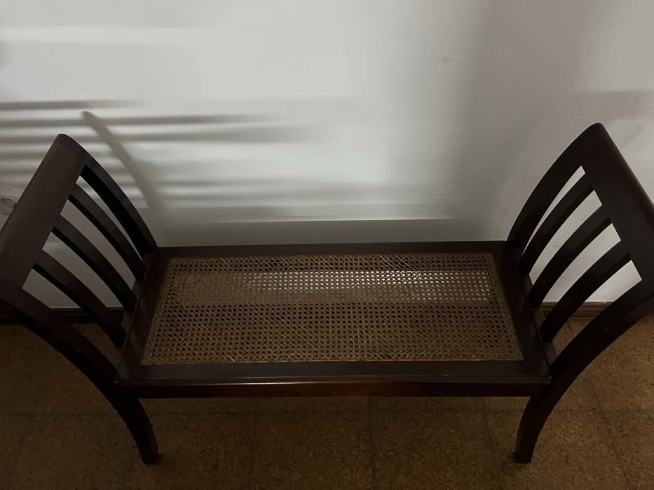 Banqueta de madeira maciça e palhinha