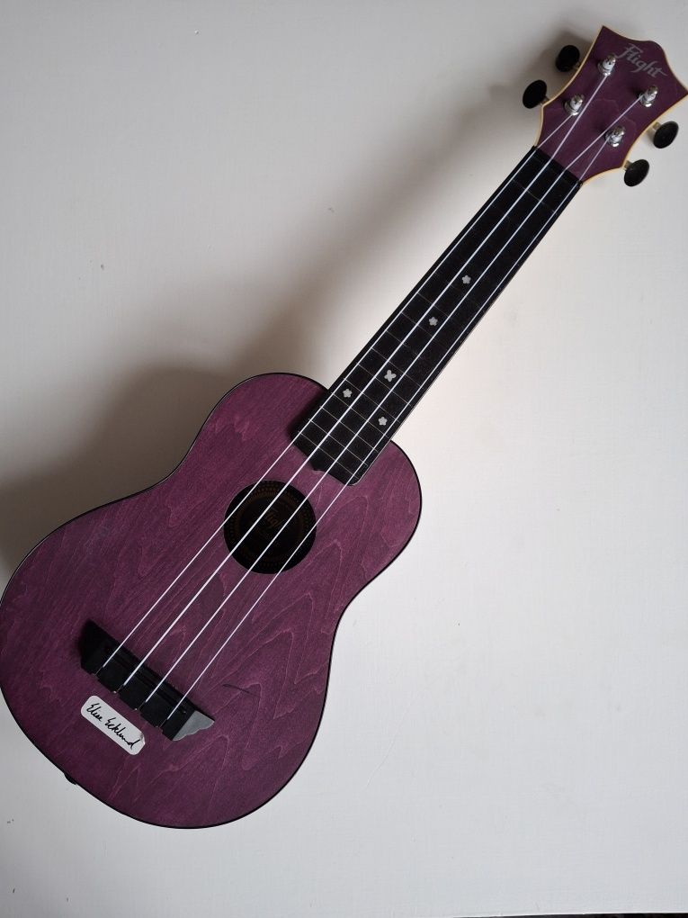 Ukulele Flight w kolorze śliwkowym, jak nowe