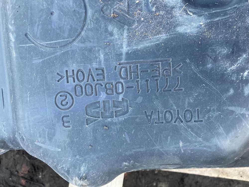 Бак бензобак паливний топливний Toyota Prius 30 09-15 77111-0bj00